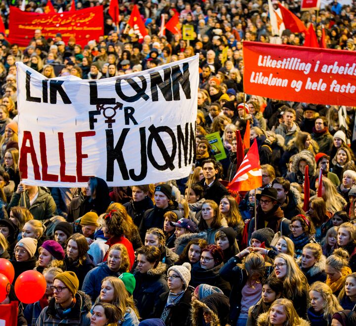 Sannsynligheten for å få en virksomhet med bedre resultatutvikling, en mer velfungerende organisasjon, et bedre og riktigere fokus på virksomhetens fremtid er derfor større med kvinner i styret. (Illustrasjonsbilde fra en 8. mars demonstrasjon. Foto: Vegard Wivestad Grøtt / NTB).