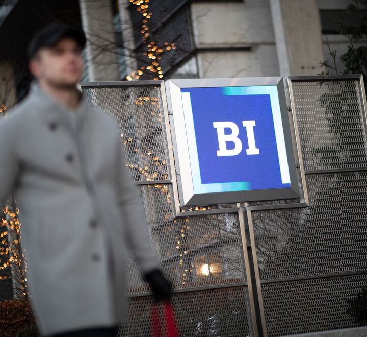 BI logoen utenfor campus Oslo