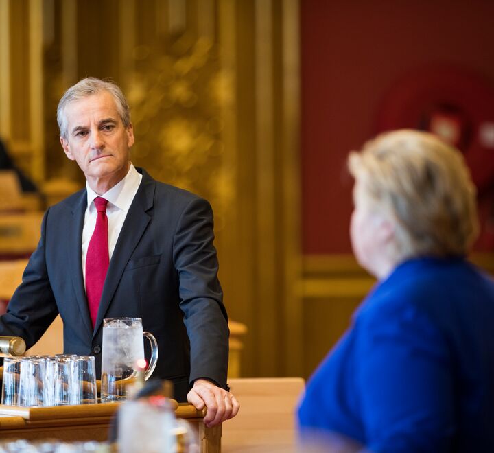 Politikere skal lose oss gjennom kriser, men ser ut til å være dårlig forberedt, skriver kronikkforfatterne. De har analysert 233.000 stortingstaler. Her illustrert ved Jonas Gahr Støre og Erna Solberg inne fra Stortingssalen. (Foto: Stortinget)