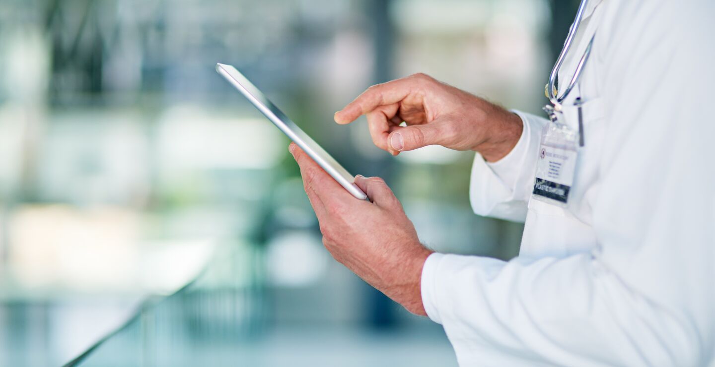 tviklingen av fremtidens digitale helsetjeneste er ikke et prosjekt, men en prosess, og må styres deretter. Med forskningsbasert kunnskap kan man starte på best mulig sted og samtidig rette opp underveis, skriver artikkelforfatterne.  (Foto: Yuri Arcurs.)