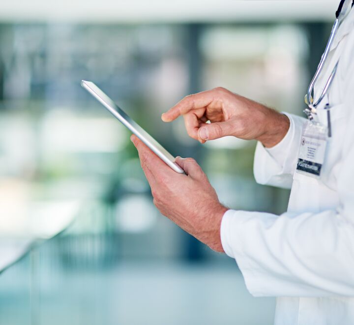 tviklingen av fremtidens digitale helsetjeneste er ikke et prosjekt, men en prosess, og må styres deretter. Med forskningsbasert kunnskap kan man starte på best mulig sted og samtidig rette opp underveis, skriver artikkelforfatterne.  (Foto: Yuri Arcurs.)