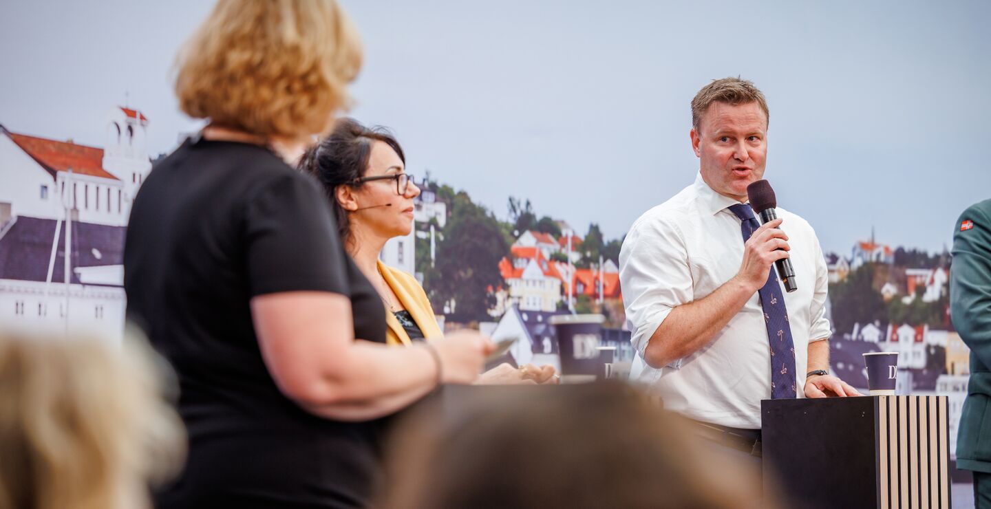 Karen Spens, Riana Steen og Espen Rostrup Nakstad i paneldebatt
