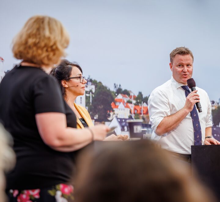 Karen Spens, Riana Steen og Espen Rostrup Nakstad i paneldebatt