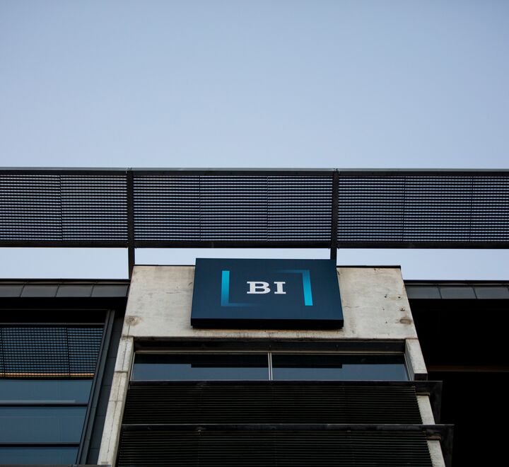 Logoen utenfor BI Oslo