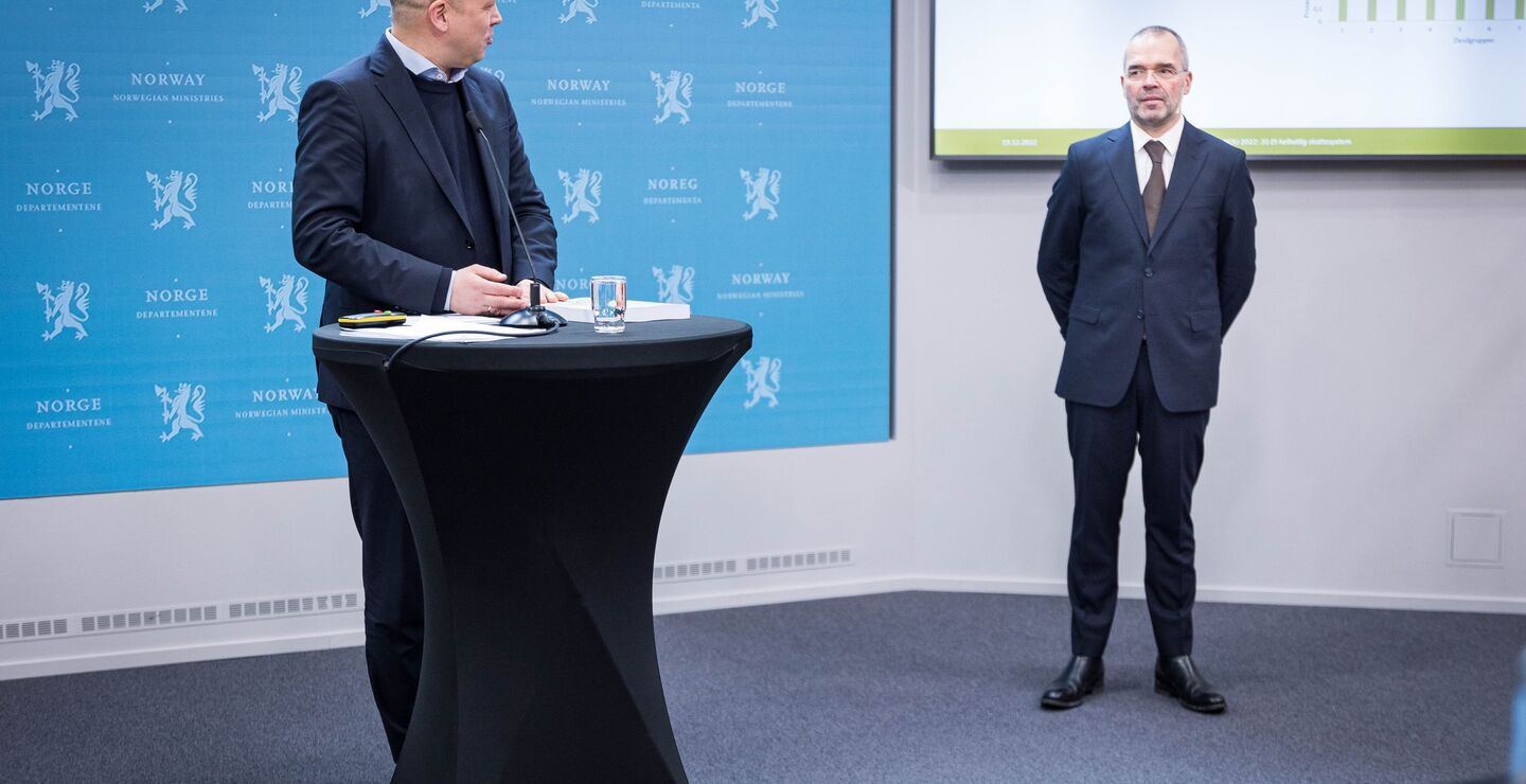 Leder av regjeringens skatteutvalg Ragnar Torvik og finansminister Trygve Slagsvold Vedum