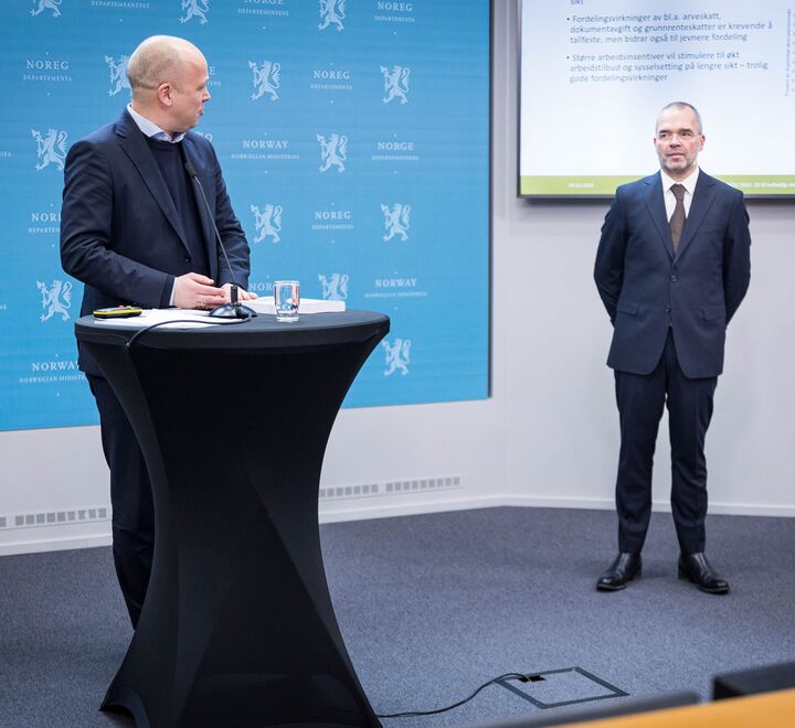 Leder av regjeringens skatteutvalg Ragnar Torvik og finansminister Trygve Slagsvold Vedum