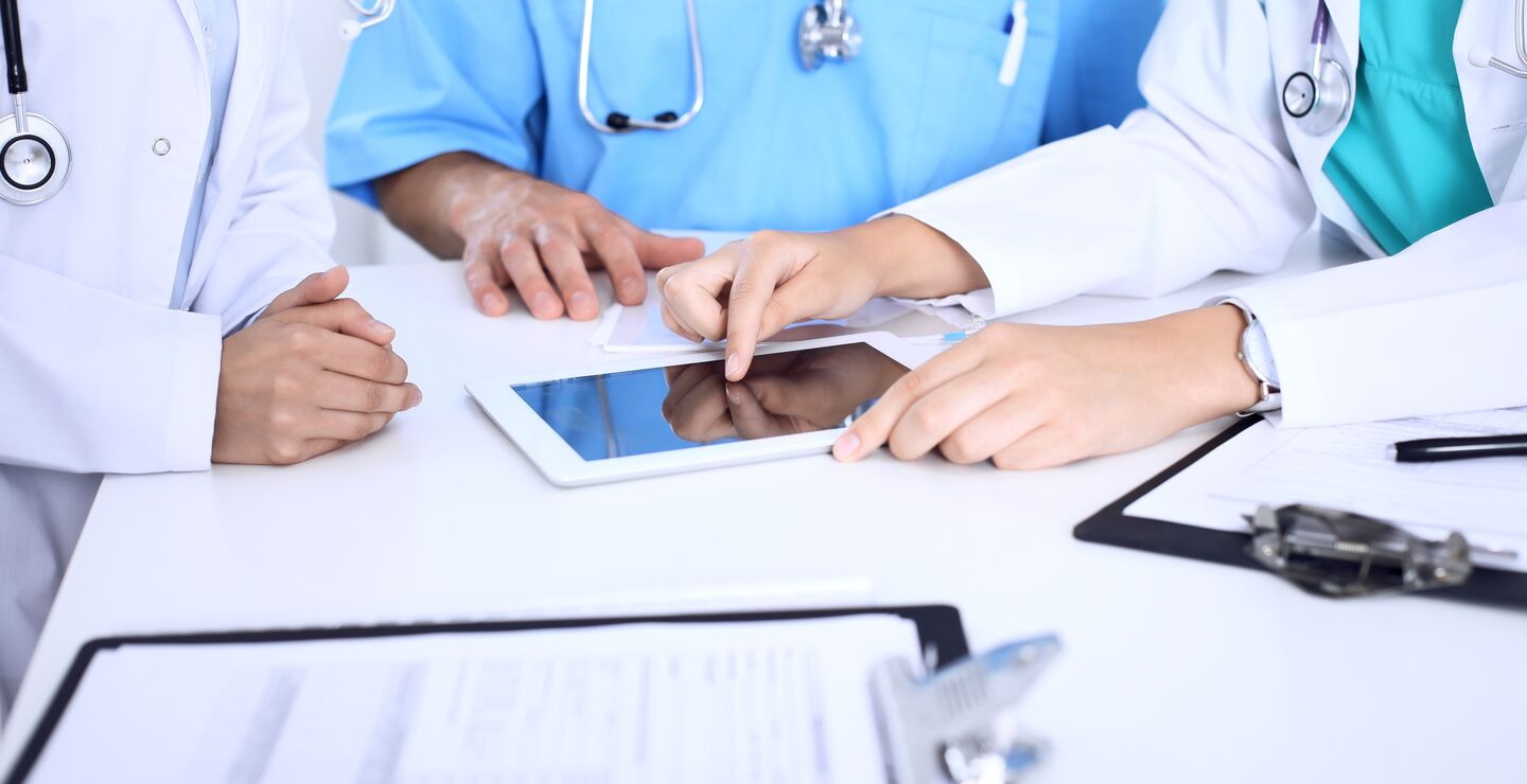 For å lykkes med pasientens helsetjeneste, er det viktig at arbeidsdelingen, koordineringen og samhandlingen mellom de ulike yrkesgruppene innad i organis-asjonene, og på tvers av kommuniser og sykehus, fungerer. (Foto. Andrei_r).