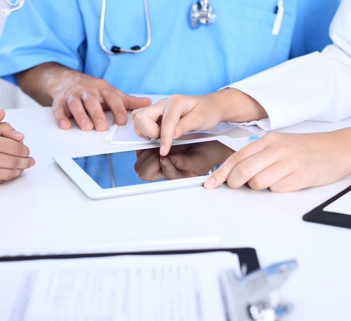 For å lykkes med pasientens helsetjeneste, er det viktig at arbeidsdelingen, koordineringen og samhandlingen mellom de ulike yrkesgruppene innad i organis-asjonene, og på tvers av kommuniser og sykehus, fungerer. (Foto. Andrei_r).