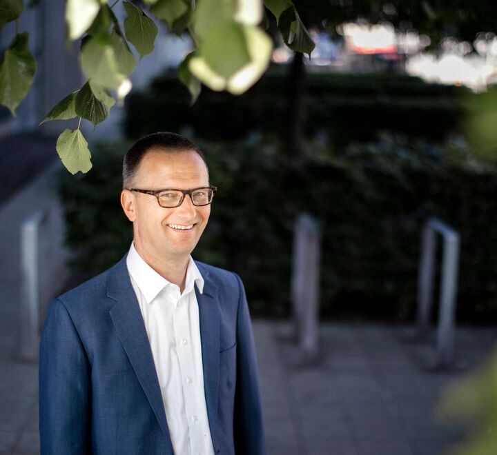 It is wise to talk with your superior, even if it may seem futile and risky, urges Øyvind Kvalnes (picture)