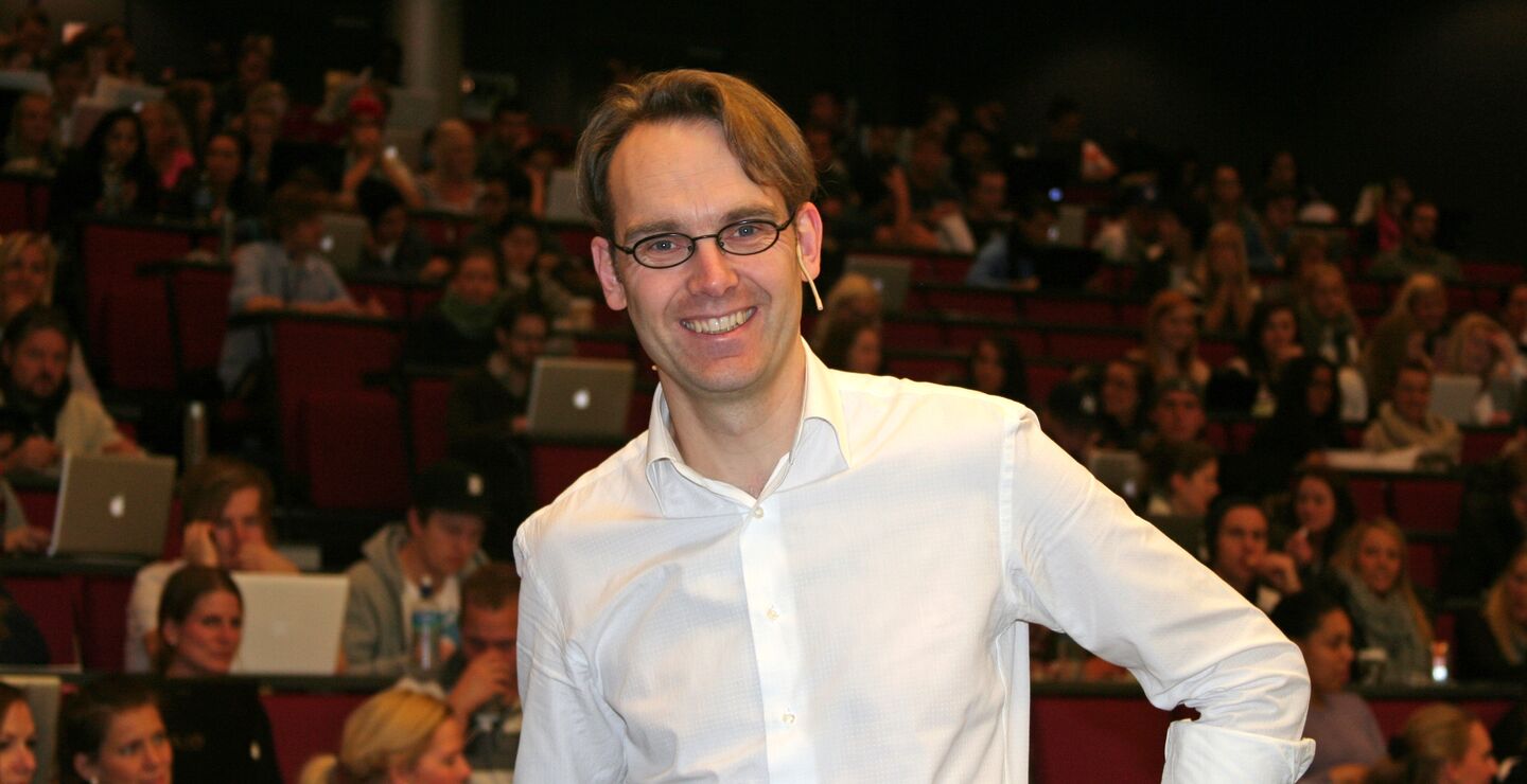 Tor Haugnes i forelesningssal med BI-studenter.