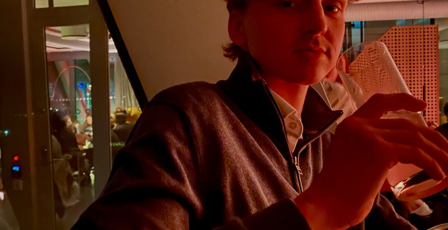 Peder med drink i hånden