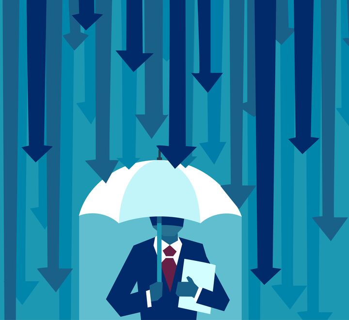 Mann holder paraply opp mot fallende piler.