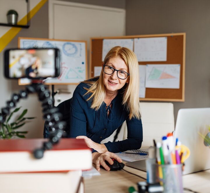 Bilde av en dame som streamer undervisning