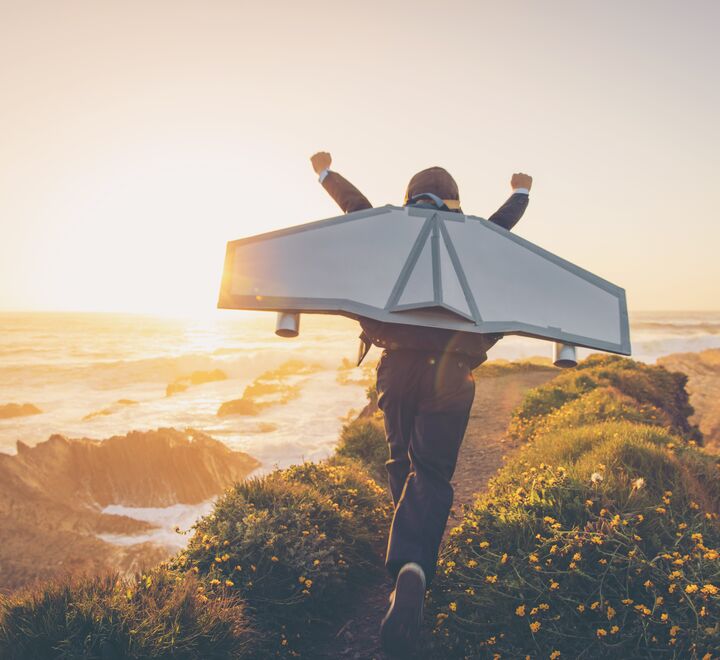 Mann som tester ut nytt produkt knyttet til innovasjon