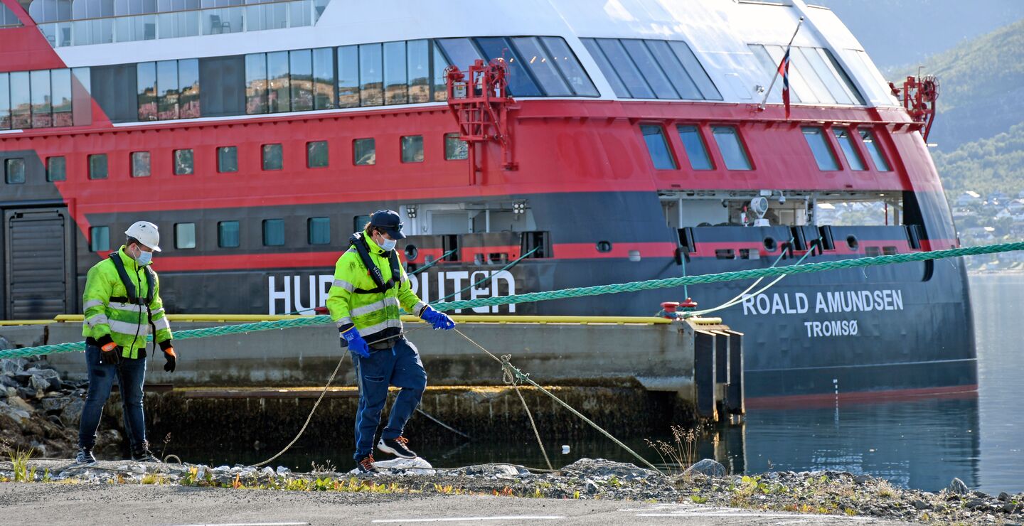 Hurtigruten legger til kai i Tromsø sommeren 2020. 