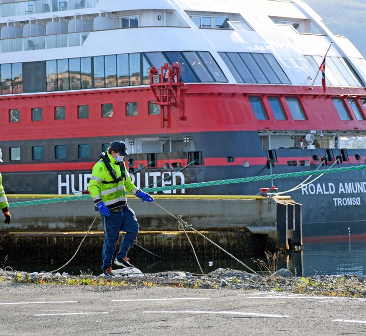 Hurtigruten legger til kai i Tromsø sommeren 2020. 