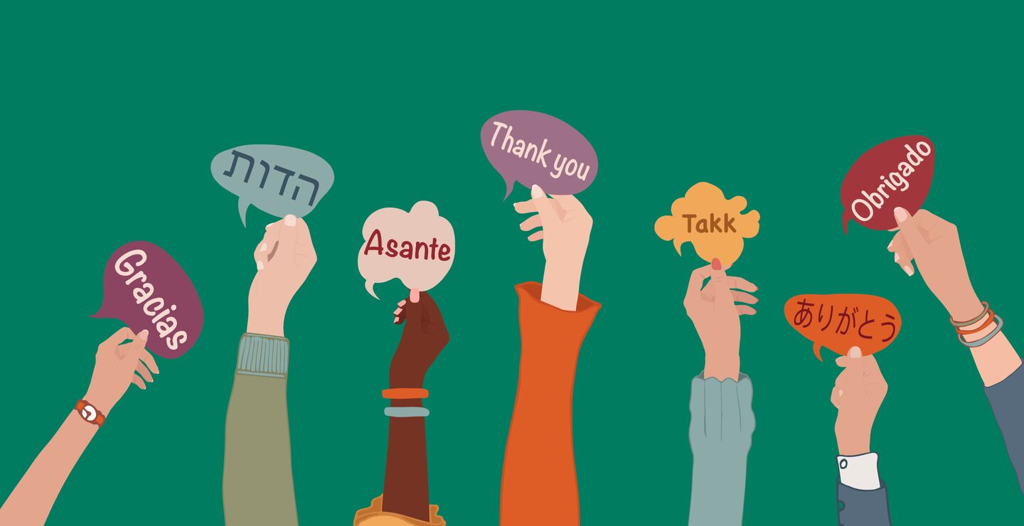 Hender som holder snakkebobler med forskjellige språk