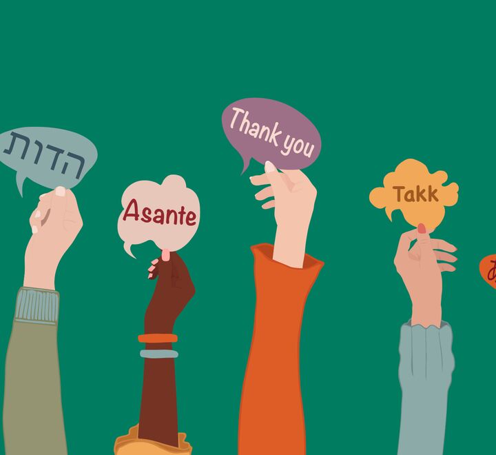 Hender som holder snakkebobler med forskjellige språk