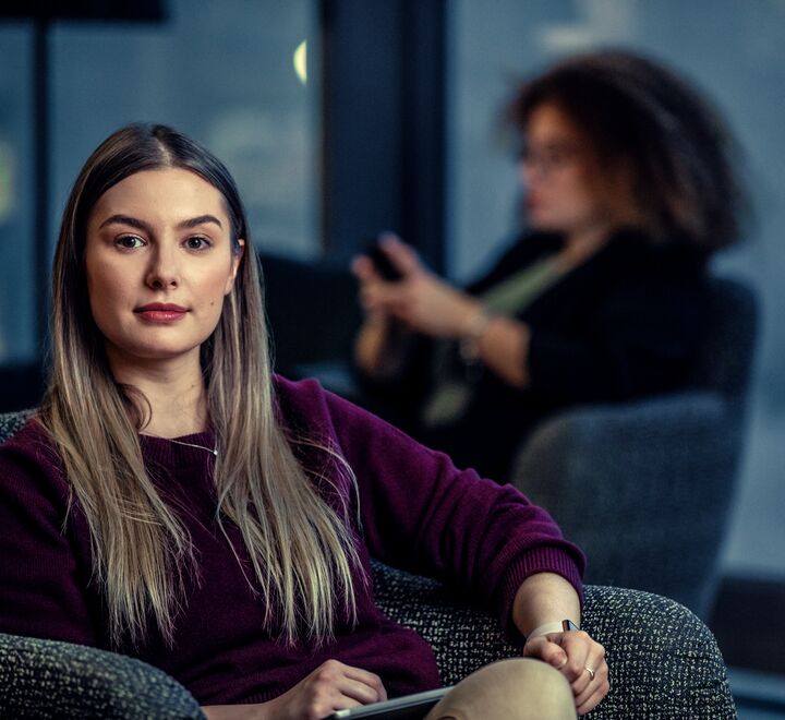 Ei kvinne med brunt hår på campus