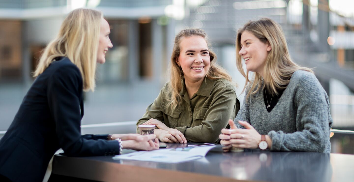 En gruppe mennesker snakker sammen
