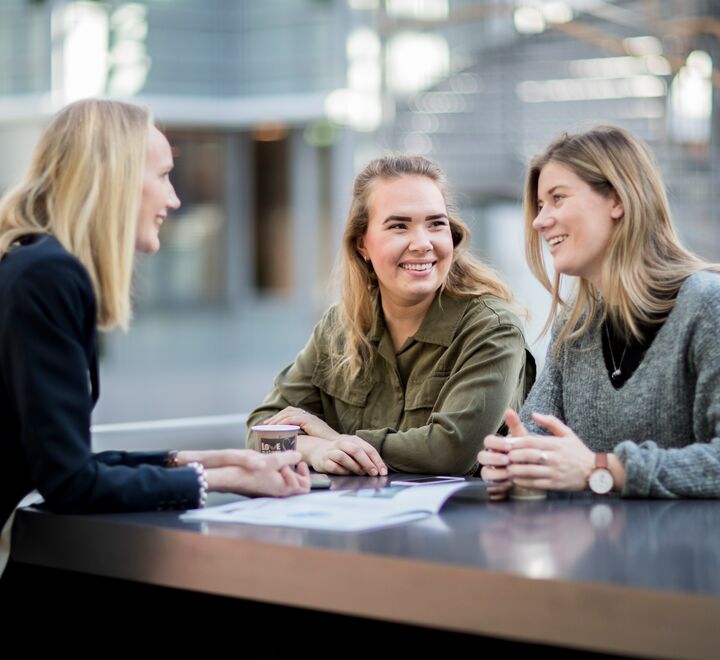 En gruppe mennesker snakker sammen