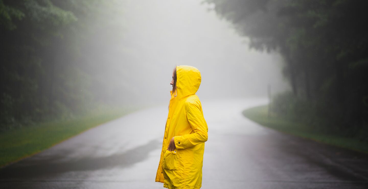  Hvis vi fortsetter som før, vil skadene og kostnadene fra styrtregn og overvann nå nye høyder, advarer Anniken Salvesen, Julie Eriksen Berg og Ragnhild Kvålshaugen (bildet). De foreslår tre tiltak som kan forebygge. Foto:  Alesia Kazantceva on Unsplash