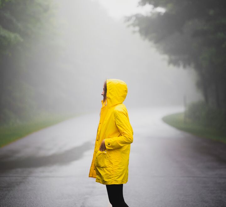  Hvis vi fortsetter som før, vil skadene og kostnadene fra styrtregn og overvann nå nye høyder, advarer Anniken Salvesen, Julie Eriksen Berg og Ragnhild Kvålshaugen (bildet). De foreslår tre tiltak som kan forebygge. Foto:  Alesia Kazantceva on Unsplash