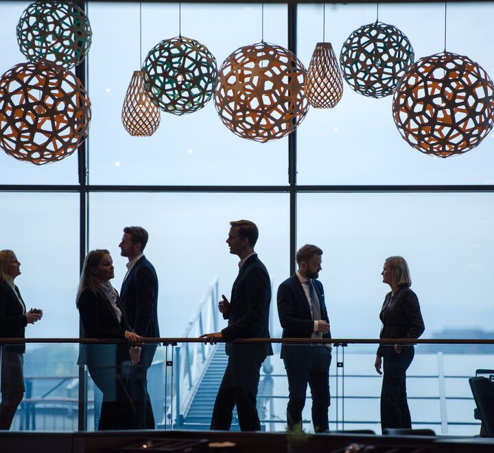 Folk som står å prater på en glassbro