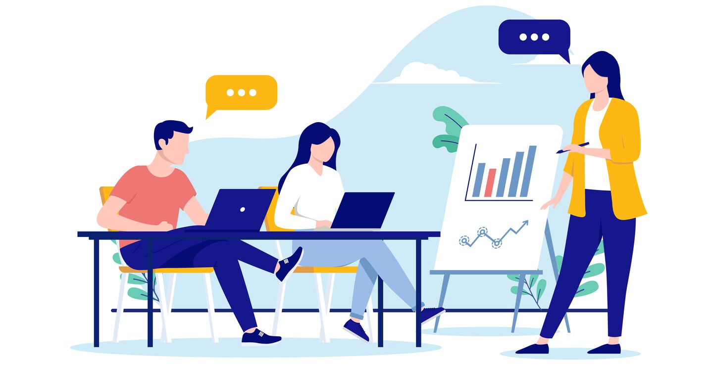 Ansatte gir en databasert presentasjon med grafer og figurer.