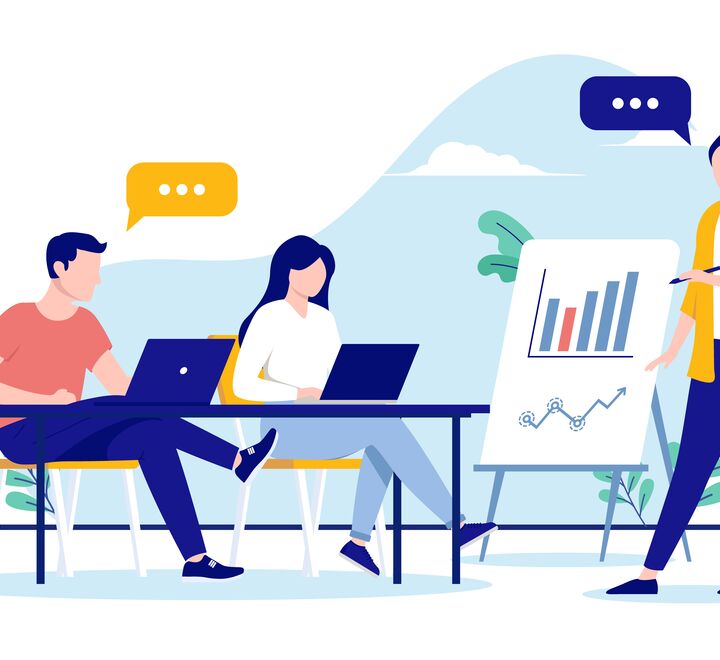 Ansatte gir en databasert presentasjon med grafer og figurer.