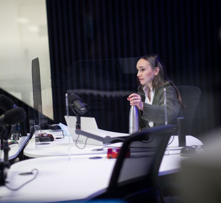 Programleder i podkaststudio