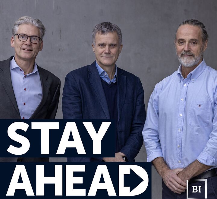 Helge Lund, Professor Lars Huemer, and the host, Thomas Borgen.