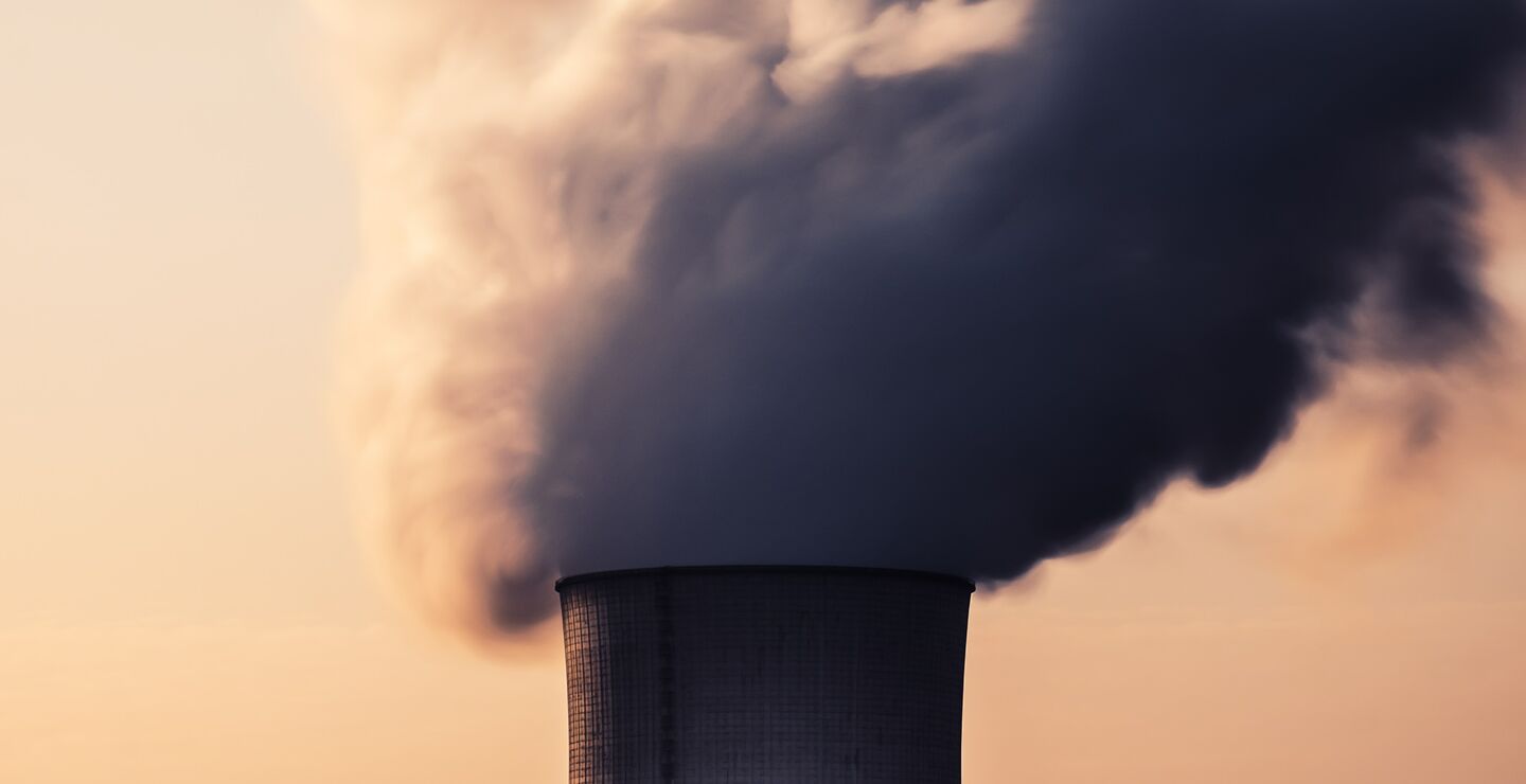 WHO anslår at luftforurensning forårsaker syv millioner dødsfall hvert år. (bilde av pipe med røyk). Foto: Thomas Millot on Unsplash