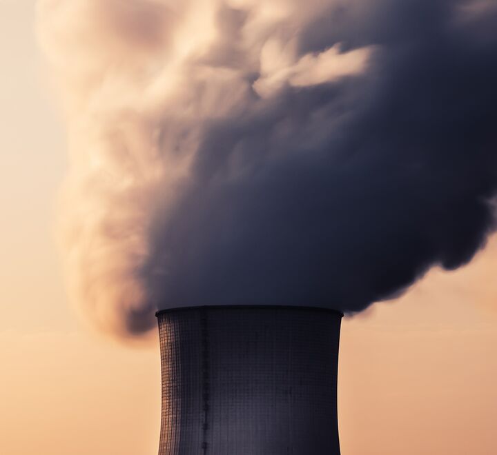 WHO anslår at luftforurensning forårsaker syv millioner dødsfall hvert år. (bilde av pipe med røyk). Foto: Thomas Millot on Unsplash