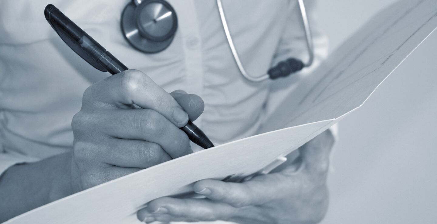 Skal vi tillate norske helseforetak å inngå avtaler med legemiddelprodusenter uten å offentliggjøre prisene de har blitt enige om? Illustrasjonsfoto av en lege med journal.