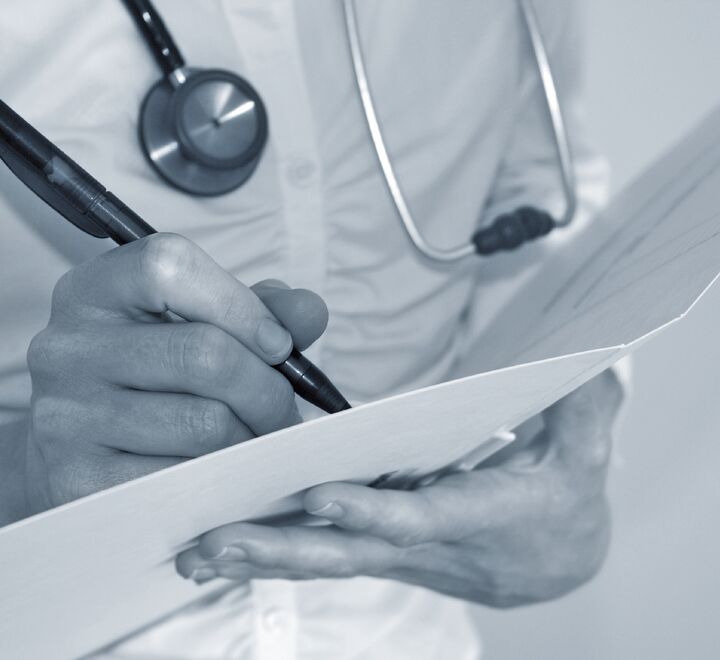 Skal vi tillate norske helseforetak å inngå avtaler med legemiddelprodusenter uten å offentliggjøre prisene de har blitt enige om? Illustrasjonsfoto av en lege med journal.