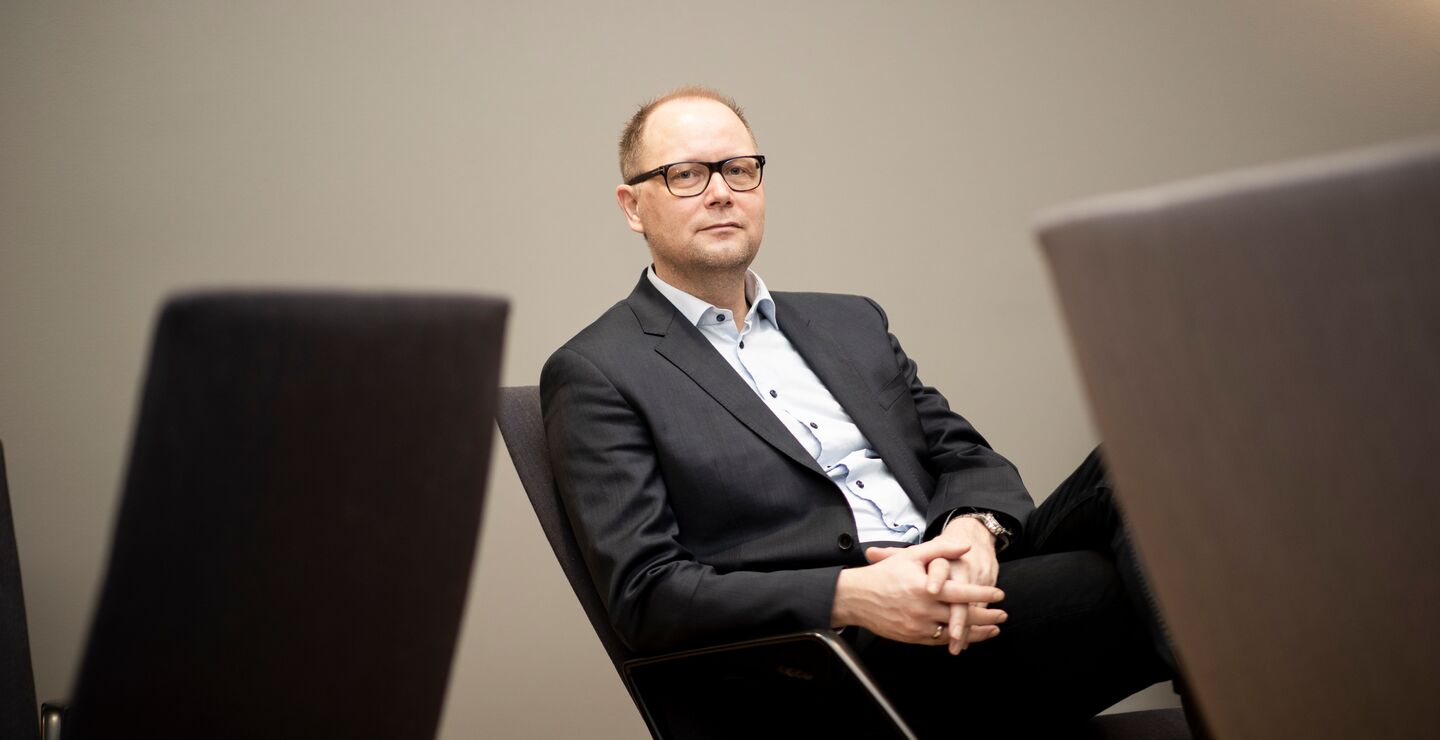 Når ledere deler med sine medarbeidere tilbakemeldinger de har fått tidligere, kan dette gi større effekt for psykologisk trygghet enn hvis de spør om å få nye tilbakemeldinger, skriver Bjørn Erik Mørk (bildet). 