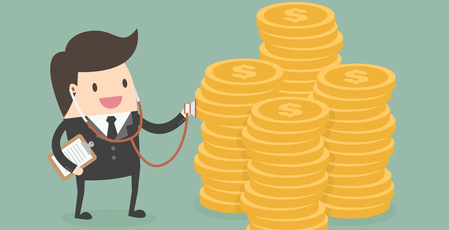 Illustrasjonsbilde av en businessmann som tar helsesjekk på økonomien.