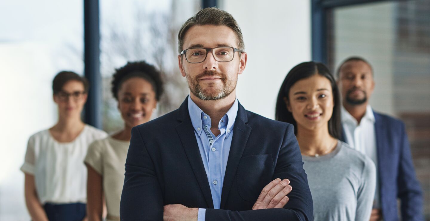 En leder sammen med sitt team