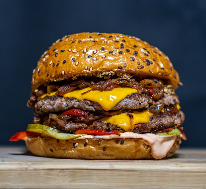 En saftig cheeseburger.