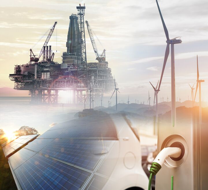 Den lange superkonjunkturen er trolig over nå for Norge. Da har vi ikke lenger råd til å leve på samme måte som før, hverken statlig eller privat, skriver Knut Anton Mork i kronikken. På bildet ulike energikilder som oljeplattform, vindmøller. solceller og bensinpumpe. 