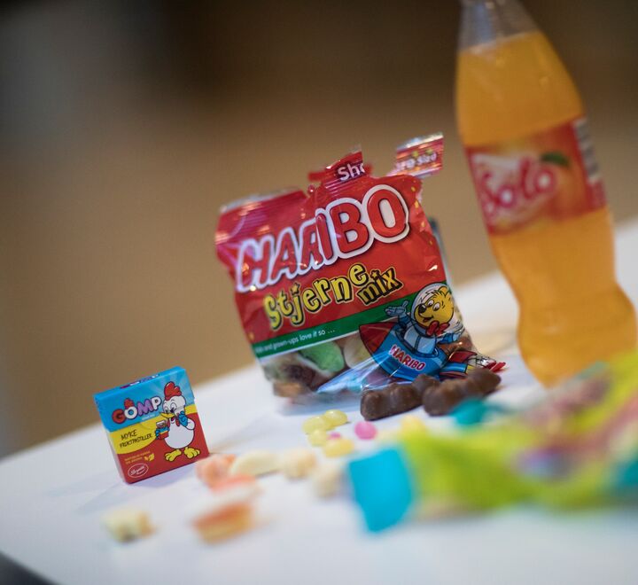 Godteri og brus på bord