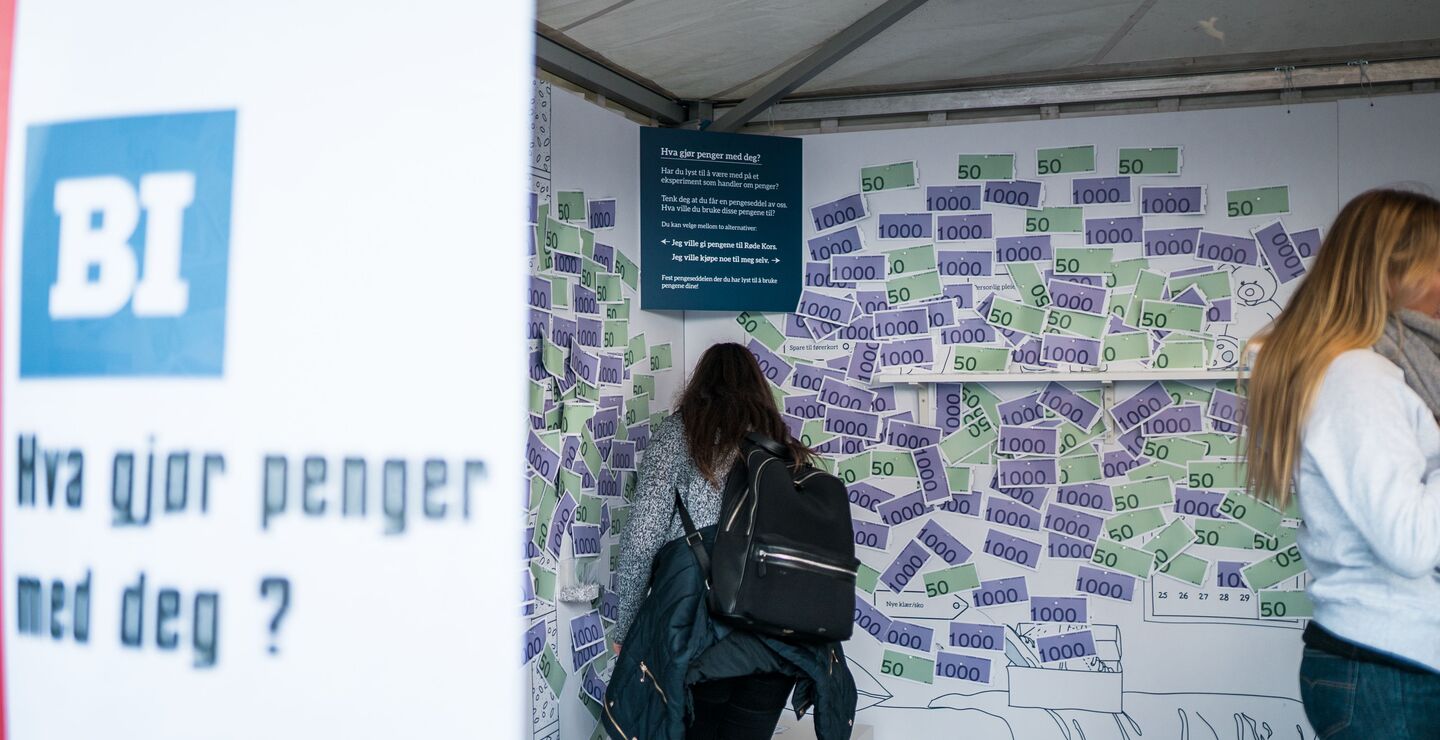 Bilde fra BIs stand på Forskningsdagene med temaet "Hva gjør penger med deg?"