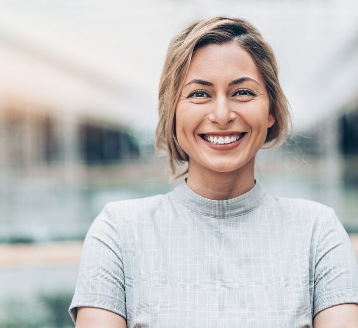 Bilde av stående, smilende kvinne