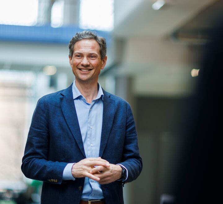 Bilde av en mann i dress