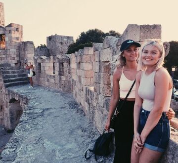 Marte Sandjord med ei venninne p&aring; en ruin