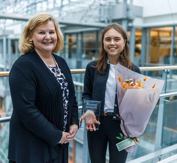 Rektor Karen Spens og Young Alumni Award Liselotte Farstad