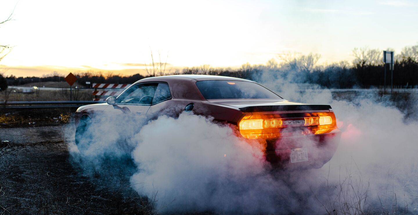 Det er som om jeg kan høre Beach Boys synge: «If everybody had a c (arbon) tax …», skriver kronikkforfatteren om karbonavgift. Bilde av en bil som forurenser. (Foto: Xavier Gonzalez on Unsplash)