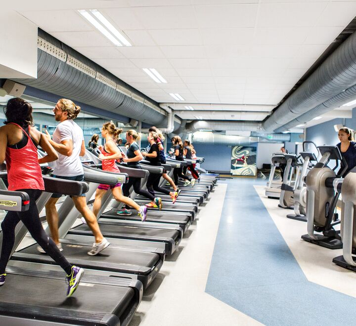 Mennesker løper på tredemøller