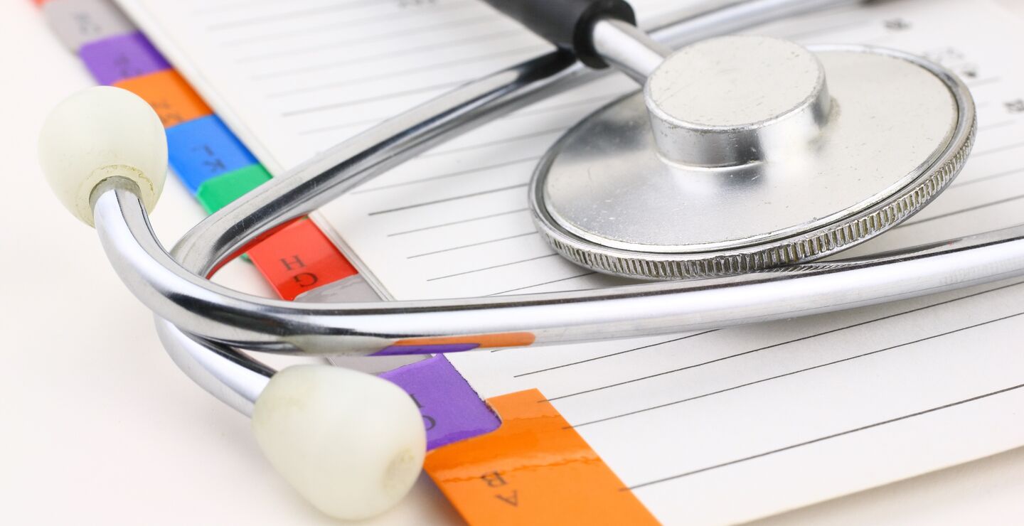 Stetoskop som ligger på en notatblokk
